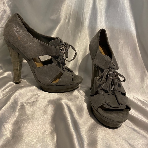 Coach heels 7.5- worn once! Very good condition - Picture 4 of 14